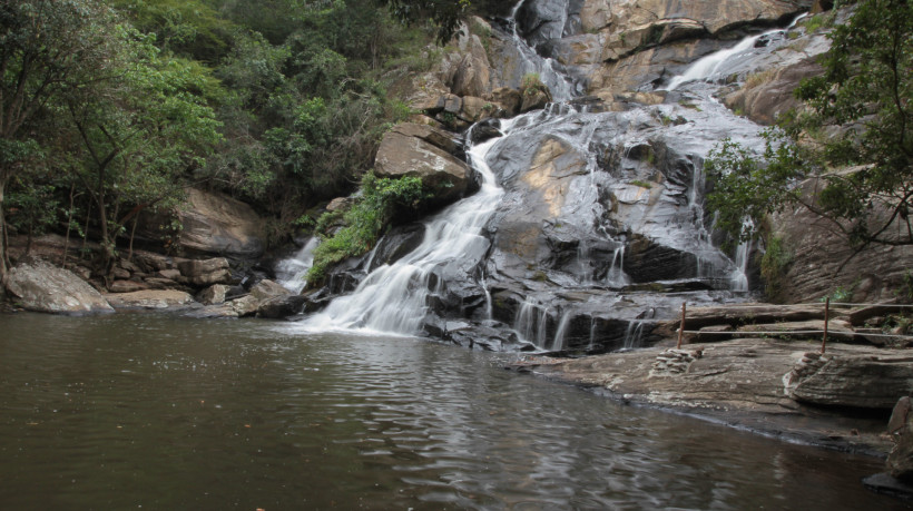 Entre serras, sertão e até litoral, o Ceará mostra que o turismo de cachoeiras não se restringe ao inverno.