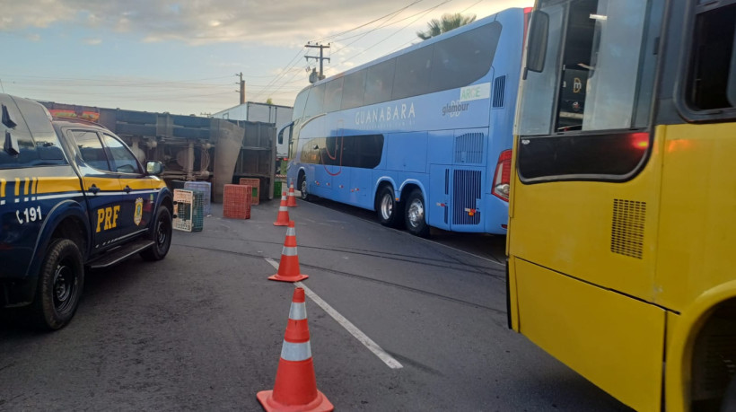 Veículos precisarama acessar o acostamento da rodovia para seguir viagem