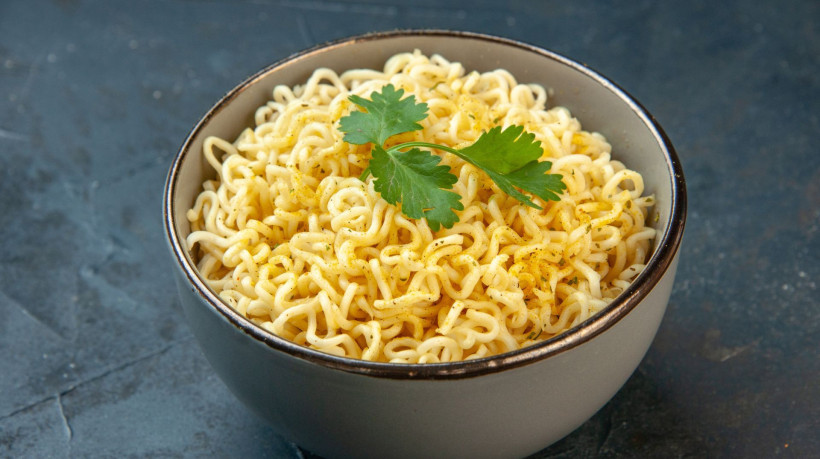 A comida homenageada no dia 25 de agosto é o macarrão instantâneo, chamado carinhosamente de miojo no Brasil. O alimento foi criado em 1958 e muito popularizado após a 2ª Guerra Mundial.