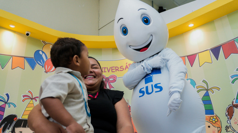 O personagem Zé Gotinha esteve presente para animar o momento e reforçar a importância da vacinação