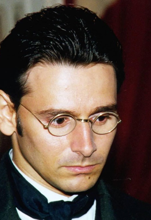 Em 1999, retornou à Globo na minissérie Chiquinha Gonzaga como Amadeu, se consolidou na novela Força de um Desejo .
