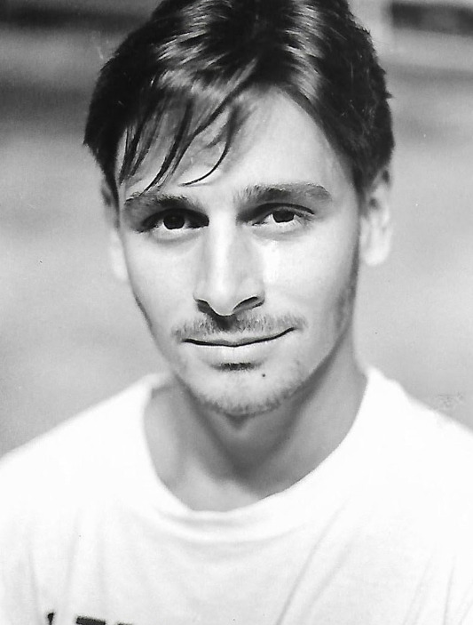 Apesar de cursar Educação Física, em 1991 decidiu trocar o esporte pela vida artística ao ingressar na Faculdade de Artes Dulcina de Moraes. 
