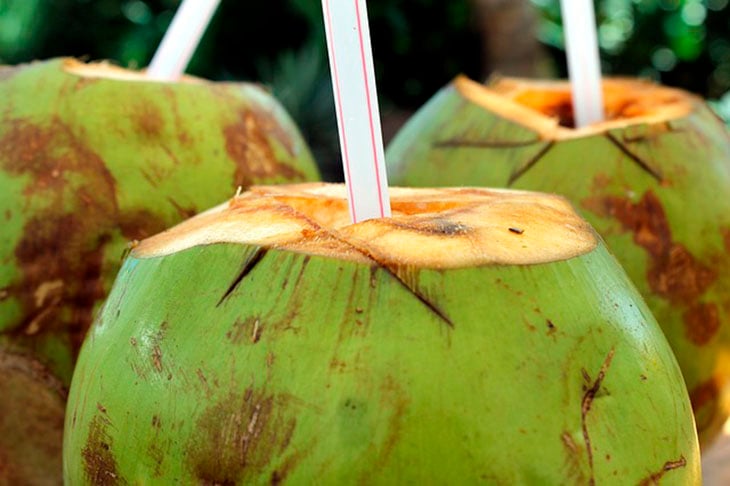 Não substitua a água por bebidas com elevada taxa de açúcar. Algumas bebidas que se passam por saudáveis são bastante calóricas e quase sem nutrientes, como sucos de caixinha. Olhe os rótulos. Sucos naturais, água de coco, chás e isotônicos são opções após o treino. 