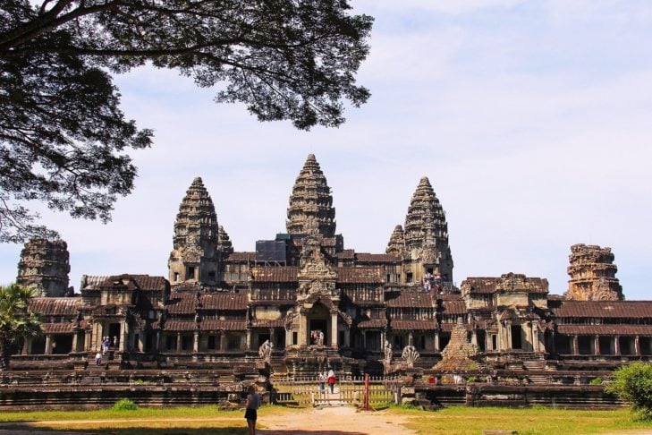 Templo de Angkor Wat, em Siem Reap, Camboja: Este templo é um dos maiores e mais impressionantes templos budistas do mundo.