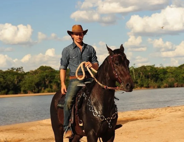 Em 2010, protagonizou Araguaia como Solano, homem marcado por uma maldição indígena que ameaçava sua família. A novela, primeira das 18h produzida em alta definição, foi indicada ao Emmy Internacional. 
