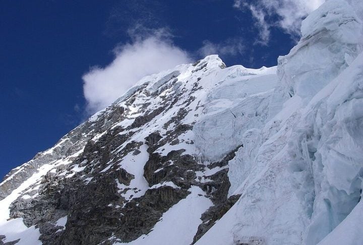A subida tem duas rotas principais: a face sudeste, acessível a partir da Laguna Parón, e a crista nordeste, partindo do vale de Santa Cruz.