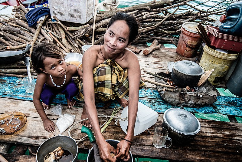 Em entrevista à  BBC, Llardo deu ideia de quanto a vida dos bajaus se passa em água: Quando fazem da maneira tradicional, eles mergulham repetidamente por cerca de oito horas por dia, gastando aproximadamente 60% do seu tempo debaixo d'água. O mergulho pode levar de 30 segundos a vários minutos, mas a profundidades é de mais de 70 metros .