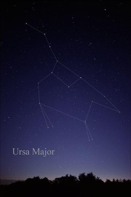 Ursa Maior: Famosa por conter o Grande Carro ou Grande Dipper, um asterismo usado para localizar a Estrela Polar. É uma das maiores constelações do hemisfério norte e tem importância em várias culturas.
