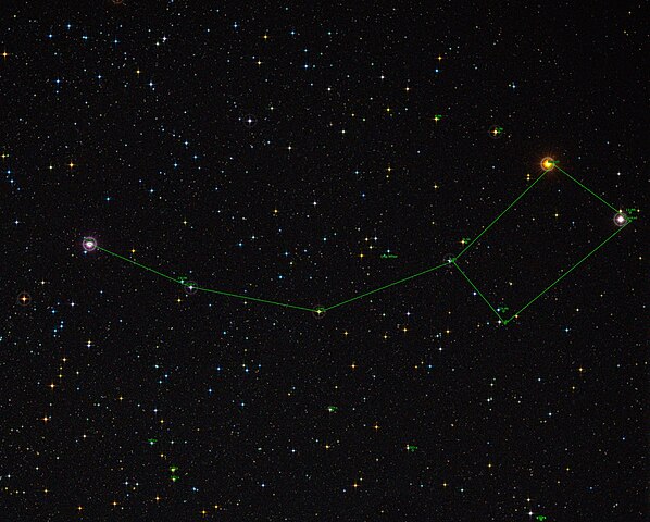 Ursa Menor: Abriga a Estrela Polar (Polaris), que marca o polo celeste norte. A constelação é frequentemente usada para navegação devido à sua localização constante no céu.
