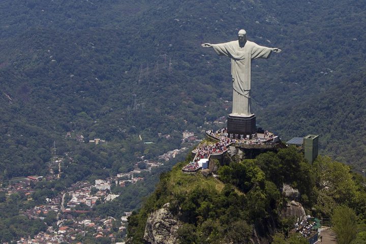 Cristo Redentor (1931)
Símbolo do Rio de Janeiro e do Brasil, a estátua de 38 metros de altura no alto do Corcovado representa a fé e a hospitalidade do país. É um dos monumentos mais visitados do mundo. - Luciola Vilella/MTur
