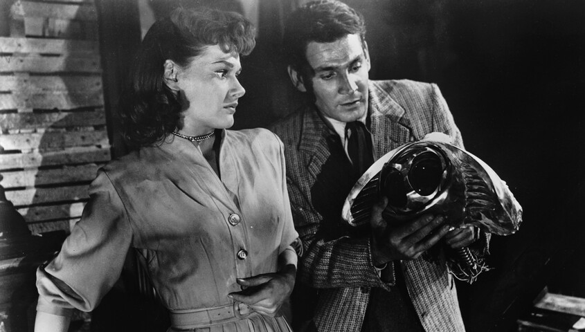 O filme, com os atores Gene Barry e Ann Robinson, foi aclamado por seus efeitos especiais inovadores para a época e pela atmosfera de tensão constante. Ele se tornou um clássico cult e seu sucesso ajudou a consolidar a ficção científica como um gênero viável em Hollywood.
