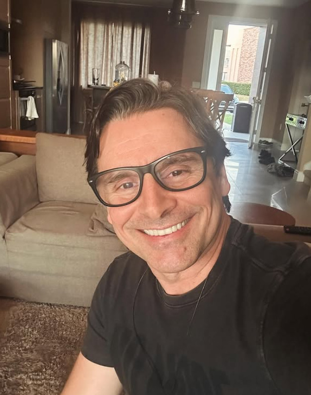 Sua estreia na televisão ocorreu em 1994, na novela 74.5: Uma Onda no Ar, da Rede Manchete, e participou da série Confissões de Adolescente, da TV Cultura. Em 1995, atuou no SBT como Henrique em Antônio Alves, Taxista e retornou à Rede Manchete na novela Xica da Silva, como Martim.
