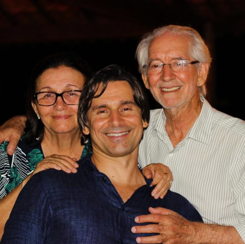 Filho de Odair Rosa e Maria Luiza Araújo, nasceu em Brasília e teve a infância marcada pela prática do taekwondo.
