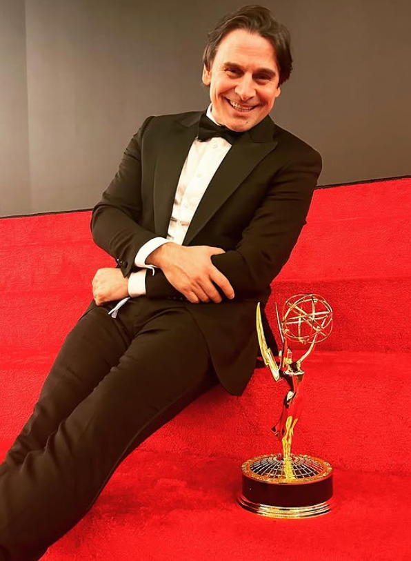 O programa lhe rendeu, em 2023, o prêmio de Melhor Programa de Entretenimento Sem Roteiro no Emmy Internacional, tornando-o o primeiro apresentador brasileiro a conquistar a premiação.