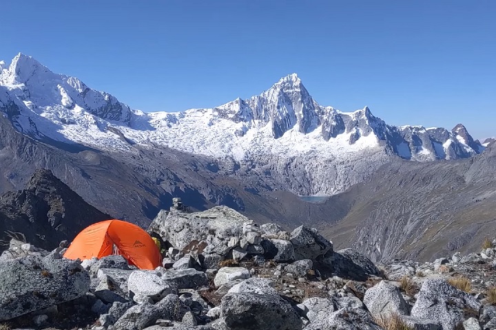 Com 6.025 metros de altura, a montanha muitas vezes é comparada ao famoso Matterhorn, nos Alpes suíços.