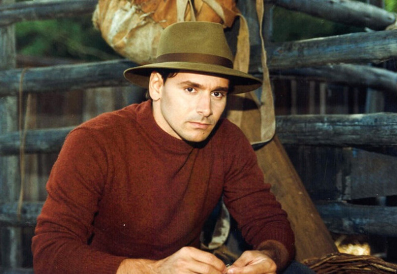 Atuou e teve destaque, também, na novela O Cravo e a Rosa de Walcyr Carrasco e Mário Teixeira.
