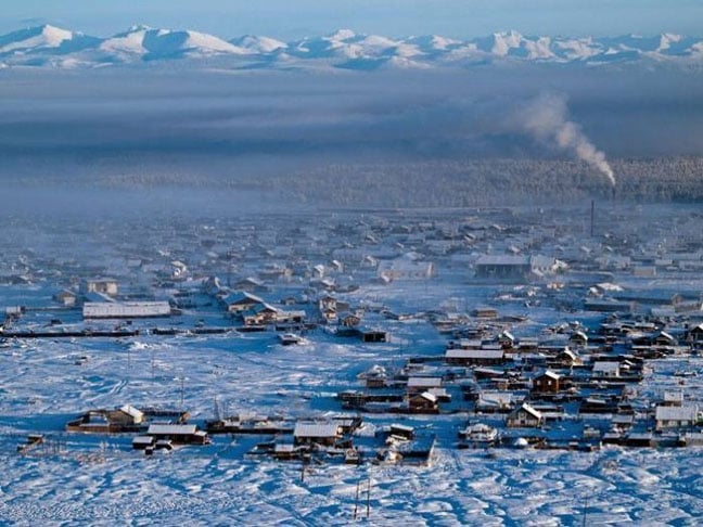 Oymyakon, no leste da Sibéria, registrou em 1924 a mais baixa temperatura numa área habitada: - 71,2ºC. A média no inverno é de -45ºC. E no restante do ano, a média fica em -14,2ºC. 