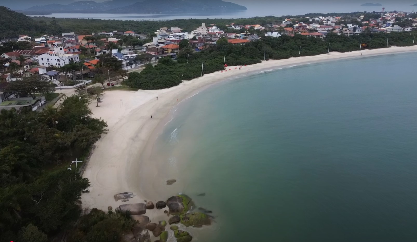 Praias de águas calmas são ideais para quem tem medo do mar ou deseja um ambiente seguro para crianças e idosos. Elas oferecem menor risco de correntezas e afogamentos, permitindo que todos aproveitem com mais tranquilidade
