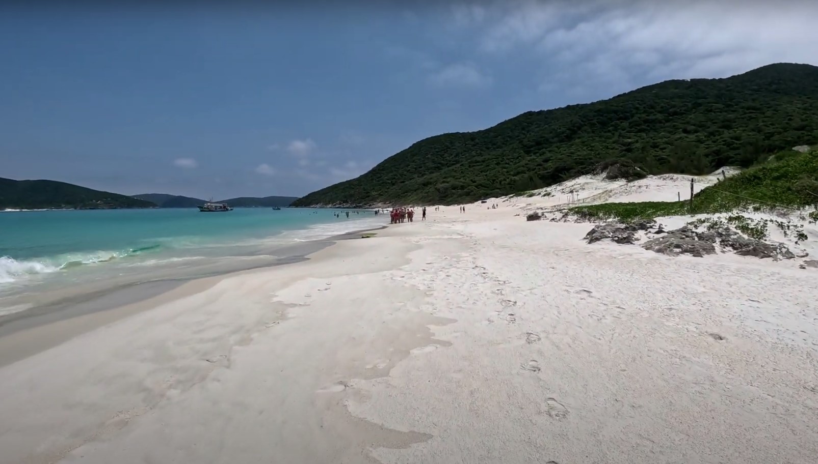 Praia do Farol (RJ): Situada em Arraial do Cabo, tem águas cristalinas e tranquilas, protegidas por uma enseada que reduz o impacto das ondas.