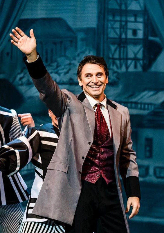 No teatro, protagonizou o musical Barnum, O Rei do Show (2022), sucesso de público e crítica. Por sua atuação, recebeu indicações aos prêmios Bibi Ferreira e Cesgranrio.
