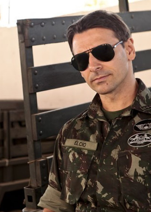 Entre 2011 e 2012, diversificou trabalhos na TV, cinema e teatro, participando de Macho Man e Salve Jorge e deu vida a Giuseppe Garibaldi em A República em Laguna. No cinema, interpretou João Batista em Área Q e estreou como dublador em Valente.
