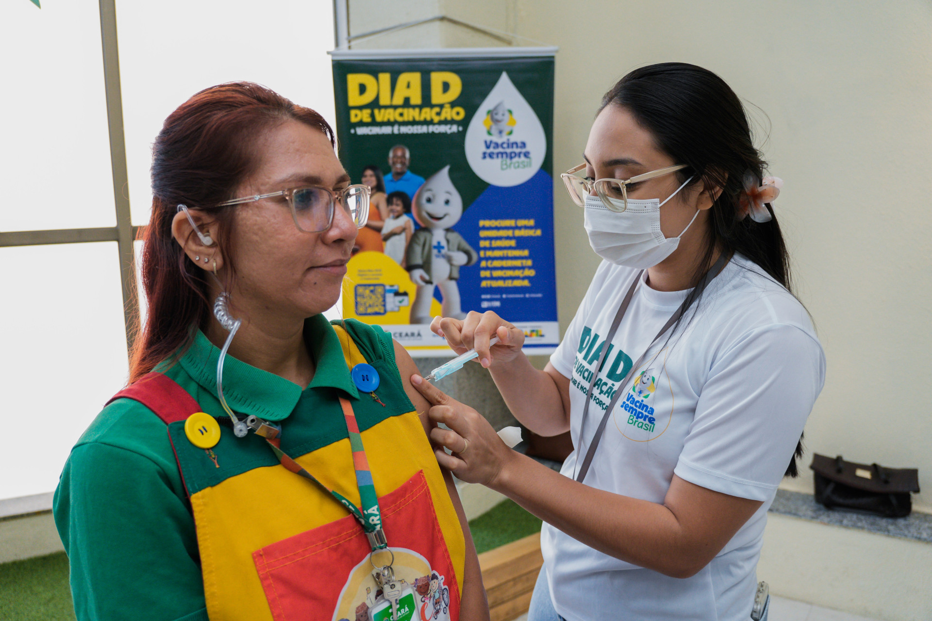 Funcionários do equipamento também aproveitaram para atualizar a caderneta de vacinação