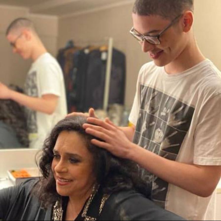 Gal Costa: A cantora, que morreu em novembro de 2022, tinha uma obstrução na trompa que impedia a gravidez e então adotou Gabriel quando ele tinha apenas dois anos.