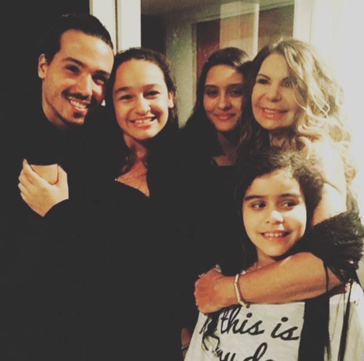 Elba Ramalho: A cantora já era mãe biológica de um filho, Luã, mas queria ser mãe novamente. Depois de descobrir que teria dificuldades para engravidar de novo, Elba decidiu adotar três meninas: Maria Clara, Maria Esperança e Maria Paula.