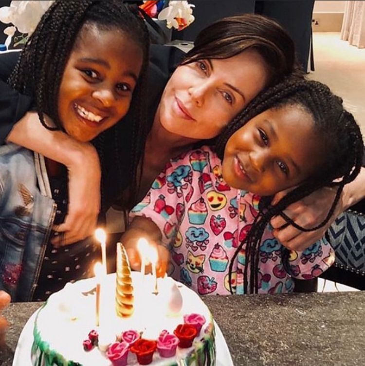 Charlize Theron: Mais uma estrela de Hollywood que adotou seus filhos, Jackson e August. A atriz já declarou que adotar sempre foi sua primeira opção.