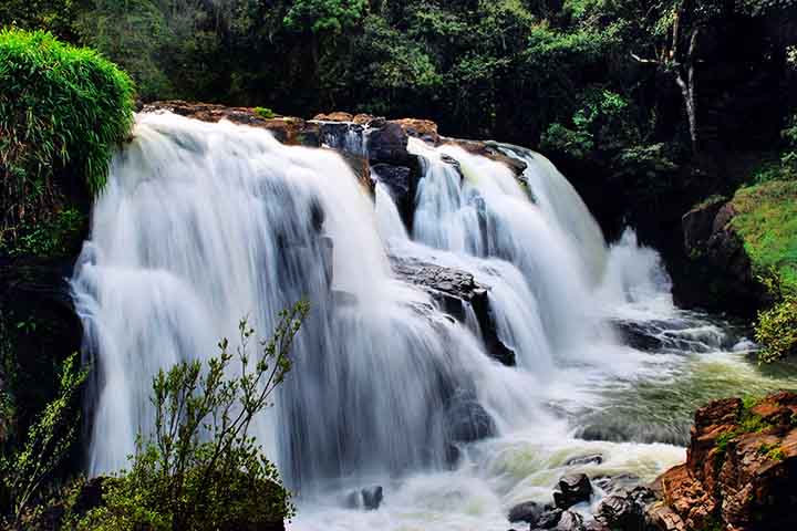 A Cachoeira Véu das Noivas é um dos cartões-postais de Poços de Caldas. Com fácil acesso, está situada em uma área com estrutura para visitantes, incluindo trilhas, pontes de madeira, lojinhas de artesanato e espaço para fotos.