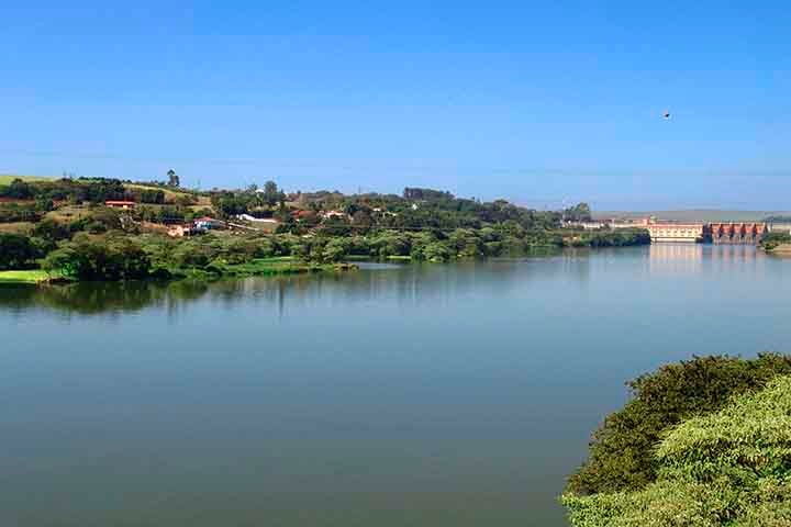 Conhecido como um dos poucos rios brasileiros que corre em direção oposta ao mar, o Tietê tem uma grande relevância histórica para o Brasil. Veja curiosidades sobre ele!