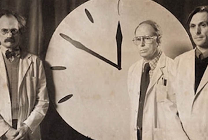 O Relógio do Juízo Final foi criado após a Segunda Guerra Mundial, em 1947. Ele representa a avaliação do risco de uma catástrofe global, como uma guerra nuclear ou mudanças climáticas irrevrsíveis. À medida que a situação melhora ou piora, o ponteiro se mexe para frente ou para trás. 