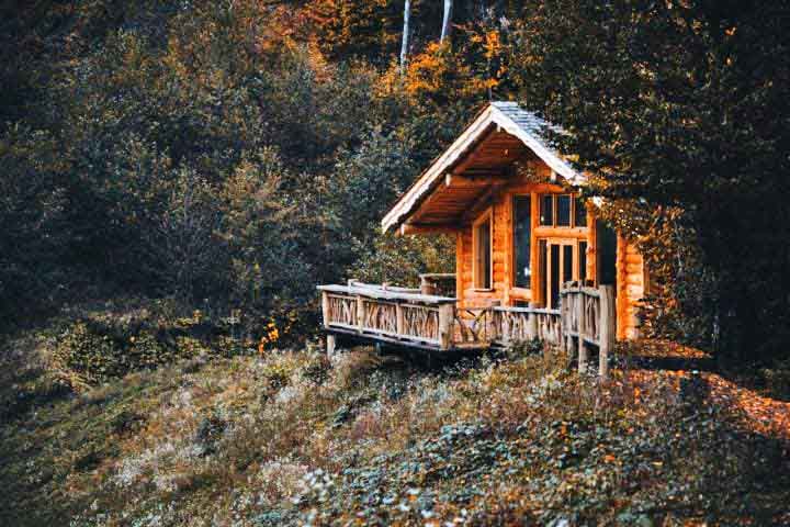 Cabanas Rústicas: Geralmente são feitas com madeira em formato de tronco, móveis rústicos, lareiras e decoração com elementos da natureza, como pedras e árvores.