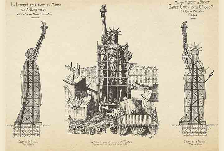A estátua, portanto, foi construída em Paris no verão de 1884, A figura feminina usando um robe e com um dos braços erguidos segurando uma tocha chegou à sua nova casa em 17 de junho de 1885. 