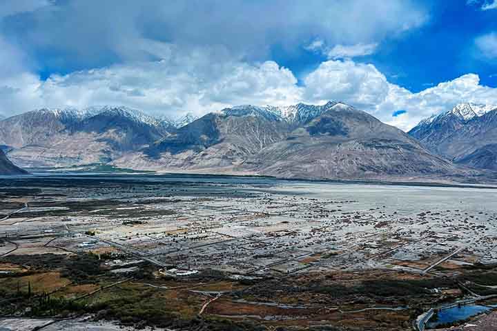 Regiões tropicais e zonas costeira têm mais nuvens devido à elevada umidade e ao movimento de ar ascendente. Exemplos incluem a Amazônia. A cidade de Manaus, por exemplo, é conhecida pela chuva frequente. 