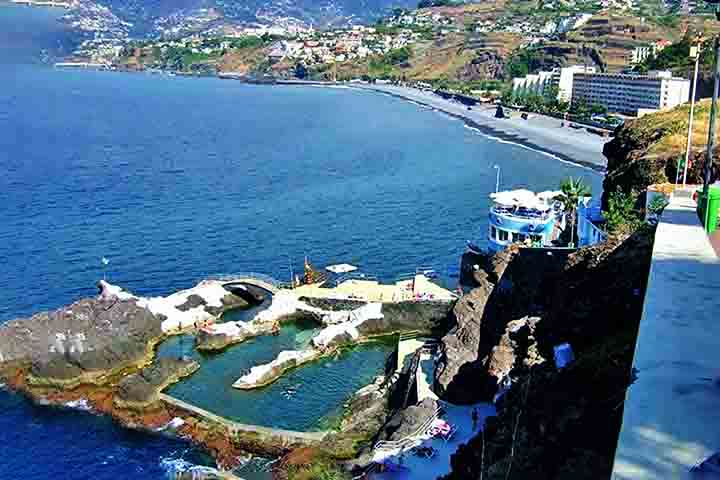É uma excelente opção para quem quer relaxar à beira-mar, com boa infraestrutura de bares, restaurantes e atividades como o surf. Suas águas cristalinas e a vista para o oceano fazem dela um excelente local para fotos, especialmente durante o pôr do sol.
