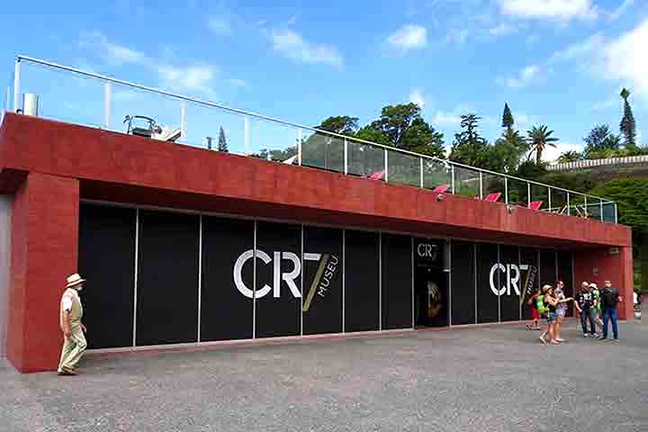 O Museu CR7, dedicado ao famoso jogador de futebol Cristiano Ronaldo, está localizado em Funchal, cidade natal do atleta. O museu apresenta a trajetória de Ronaldo, com diversas exposições sobre seus troféus, camisas e prêmios.