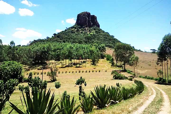 Já para quem busca aventura em meio à calmaria, Analândia não decepciona. O ponto mais emblemático é o Morro do Cuscuzeiro, uma imponente formação de arenito que se tornou símbolo da cidade.
