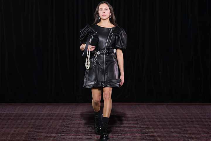 Tanto o produtor executivo David Heyman quanto a própria Powley enfatizam que a série trará nuances de abusos silenciosos presentes nos livros, mas suavizados nos filmes.