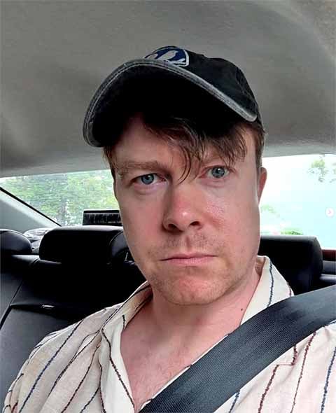 Rigby é elogiado por transitar entre drama (como em Flowers) e comédia física, atributo que pode tornar Vernon simultaneamente cômico e ameaçador.