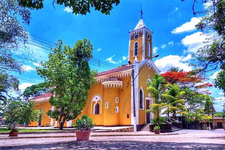 A Igreja Matriz de Sant’Anna, que data do fim do século 19, é um atrativo religioso. Ela mantém a arquitetura original e guarda belas imagens sacras - entre elas uma estátua em madeira da padroeira.
