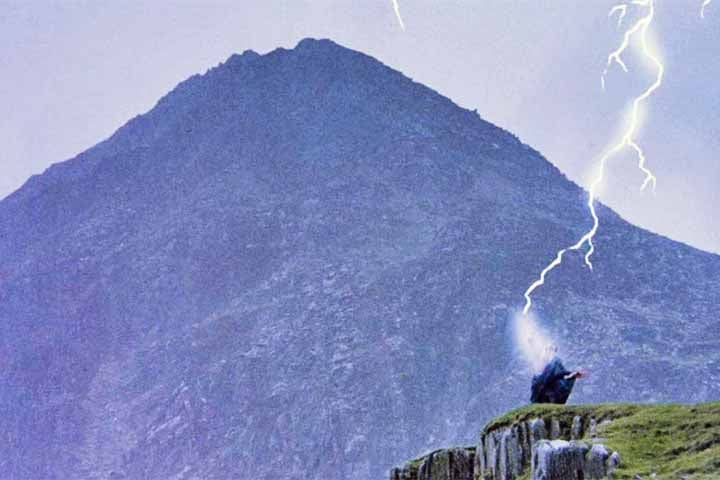 Com direção de Russell Mulcahy, o longa apresentou ao público a saga de Connor MacLeod, um guerreiro escocês do século 16 interpretado por Christopher Lambert, que descobre ser parte de um grupo de imortais espalhados pelo mundo.
