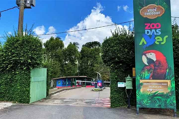 Em resumo, Poços de Caldas é uma cidade que oferece uma experiência completa para quem a visita ou decide viver ali. Sua combinação de clima agradável, paisagens naturais, infraestrutura urbana e cultura vibrante faz com que o município seja uma das joias do sul de Minas Gerais.