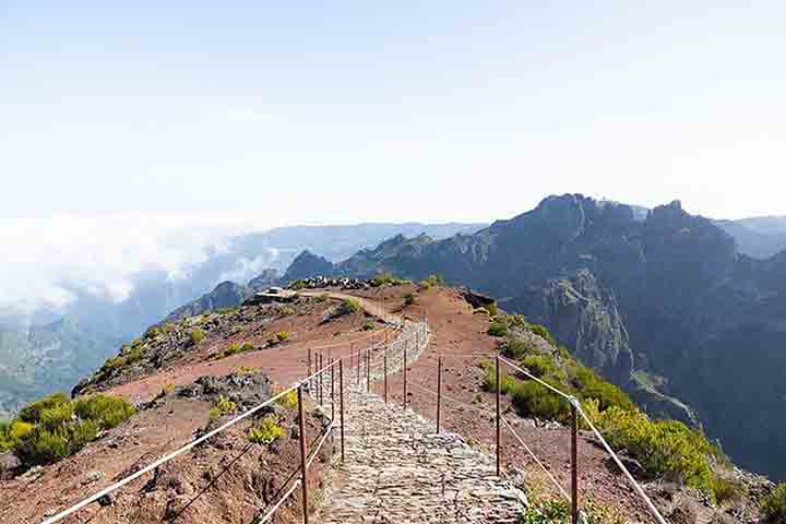 A Vereda do Pico Ruivo é uma das trilhas mais populares da Madeira, ligando o Pico do Areeiro ao Pico Ruivo, o ponto mais alto da ilha. Esta caminhada exige disposição, mas a recompensa é uma das vistas mais impressionantes da ilha, com paisagens dramáticas e uma vegetação única.