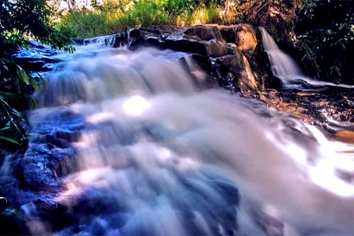 Entre elas, destaque para a Cachoeira da Ponte Amarela, excelente para banho, e a Cachoeira do Salto Major Levy, com uma queda impressionante de 25 metros.
