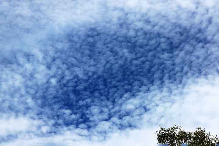 Cirrocúmulos - Formam-se em altos níveis e parecem flocos pequenos, como ovelhas no céu. São compostos por cristais de gelo, frequentemente dispostos em padrões regulares. Representam condições estáveis, sem chuvas.