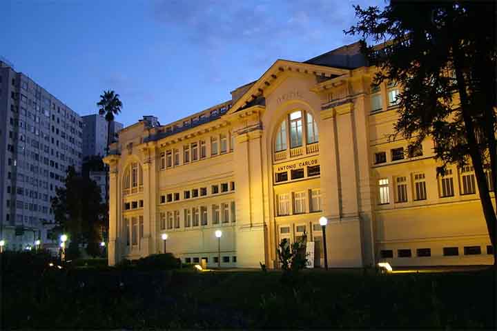 O ambiente é luxuoso e tranquilo, gerando relaxamento. O local recebe visitantes que buscam saúde e descanso, sendo um marco histórico e um dos principais atrativos turísticos da cidade mineira.