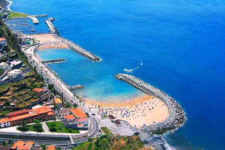 A Praia da Calheta é uma das poucas praias de areia amarela na Madeira. Ela oferece um ambiente mais acessível para os turistas, com águas calmas e várias opções de lazer, como restaurantes e bares.