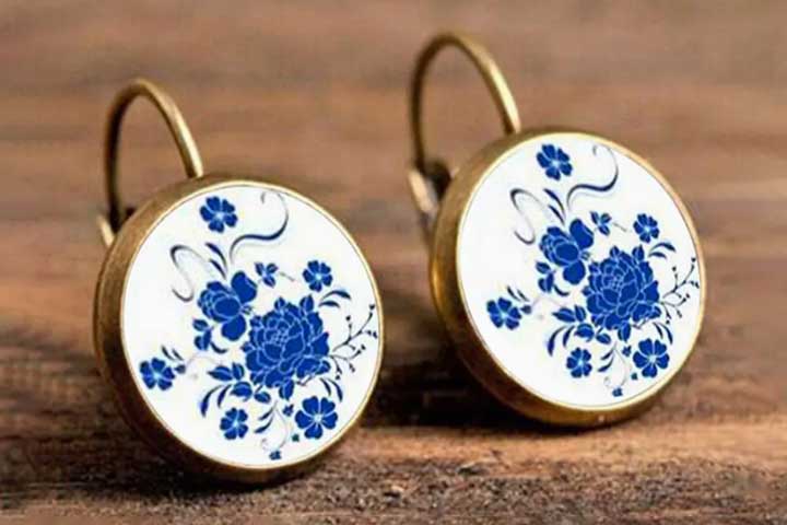 A porcelana também é usada em acessórios como brincos, colares e broches, unindo beleza e delicadeza.
