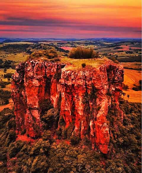 Já a Cachoeira de Bocaína conta com 45 metros de queda d’água e uma piscina natural. 

